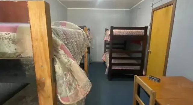 Кровать в общем номере World's End Hostal