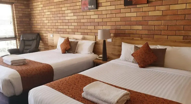 Кровать в общем номере Merino Motor Inn