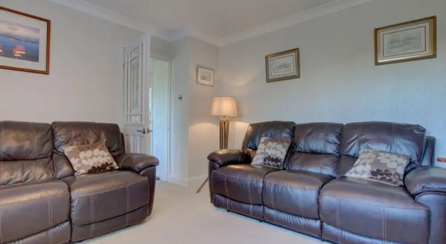 Detached Holiday Home With Beautiful Conservatory, Decorative Fireplace, and Charming Garden