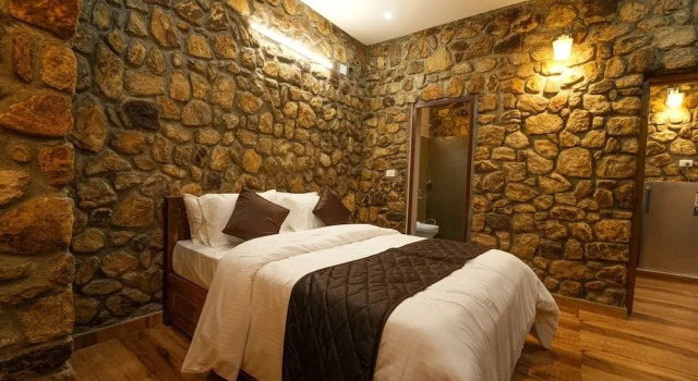Stone castle by voye homes, Rezerwuj Willa Vagamon Nowe Delhi