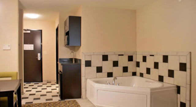 Четырёхместный люкс Holiday Inn Express Tulsa South Bixby by IHG