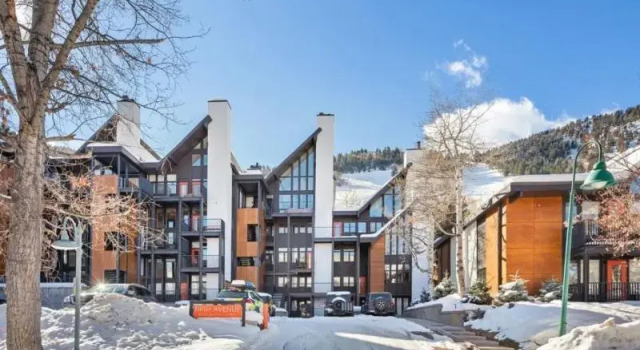 3 Bedroom Mountain Vacation Rental Located 2 Blocks from the Silver Queen Gondola with Heated Pool and Hot Tub