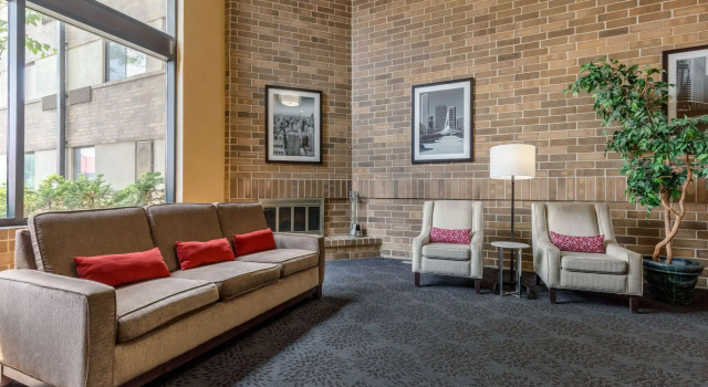 Holiday Inn Express Chicago-Arlington Heights, Varaa Hotelli Arlington Heights 
