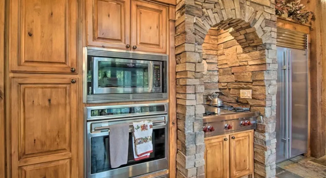 Коттедж Luxe Mccall Cabin w/ Hot Tub ~ 8 Mi to Skiing
