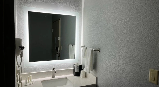 Трёхместный номер Standard AmericInn by Wyndham Williamsburg