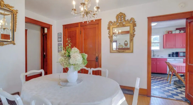 Vintage Charlevoix Home w/ Deck Near Round Lake!, Book Feriehus Sommerhuse i Charlevoix, Hytte