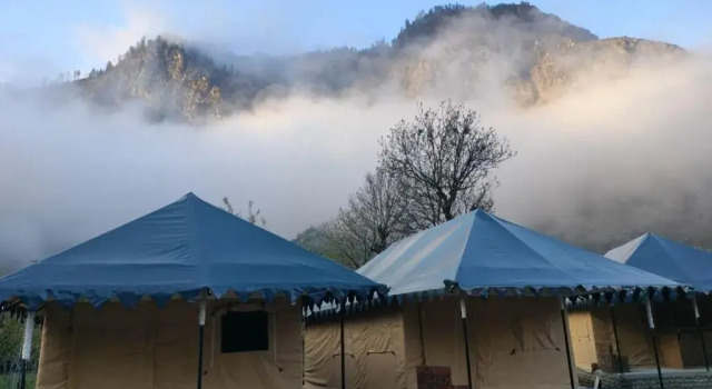 Тент The Kamru Riverside Camps and Resorts