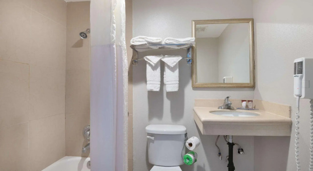 Четырёхместный номер Deluxe Red Roof Inn Tucson Downtown - University
