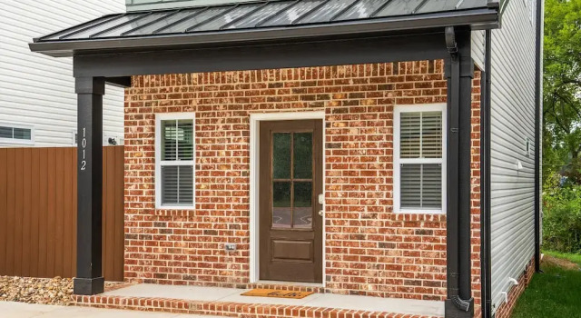 Adam's Downtown Retreat w/ Rooftop Access, Book Feriehus Villaer i Clarksville, Villa