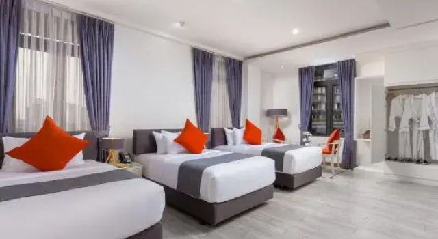 Трёхместный люкс с балконом Jaya Suites Hotel