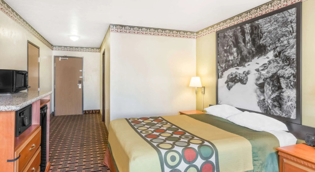 Super 8 by Wyndham Grants Pass, Book Hotel Hoteller i Grants Pass med pool, Swimmingpool