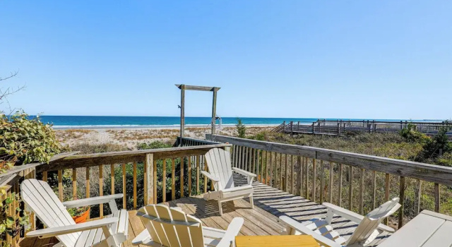 Коттедж с 3 комнатами Oceanfront Gem w/ Rooftop Deck: Steps to Sand
