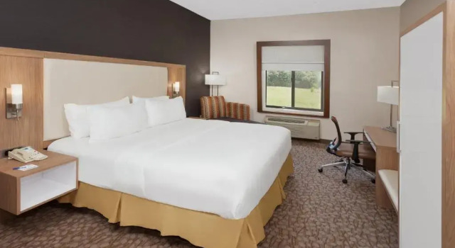 Номер Standard Holiday Inn Express Hotel & Suites Dayton West - Brookville by IHG