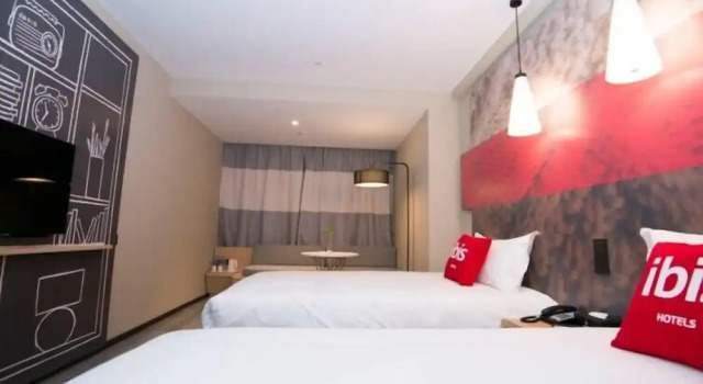 Номер Standard ibis Luoyang Baolong Square Hotel