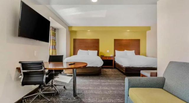 Doppel Suite 1 Schlafzimmer mit Bergblick Clarion Pointe Staunton East