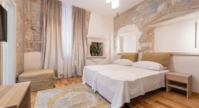 Tifani Luxury Rooms 3, Prenota Hotel Splitska 