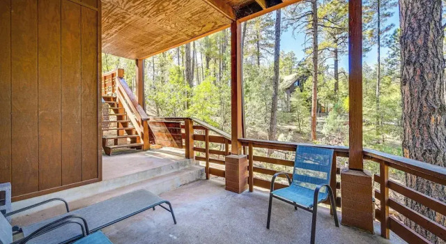 Коттедж Furnished Deck + Forest Views: Pine Retreat!