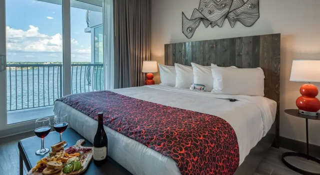 Люкс с 2 комнатами с балконом и с видом на залив FUSION Resort Waterfront Suites