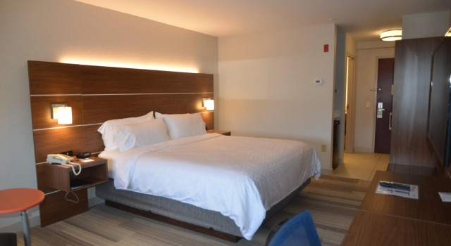 Holiday Inn Express Hotel & Suites Rochester, Varaa Hotelli Hotellit New England uima-altaalla, Uima-allas