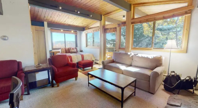 Laurelwood Condominiums Studio Premier Unit 311