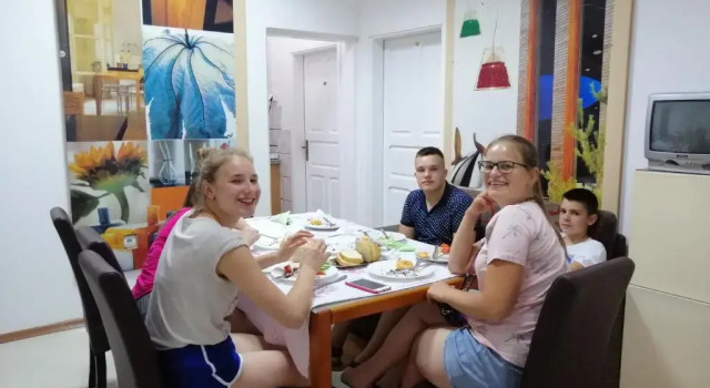 Кровать в общем номере Guest House GOLDEN COIN