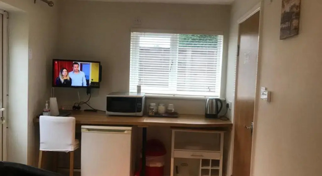 Studio-2 Staines,Heathrow, London-own entrance, Забронировать Отель Отели Большого Лондона с парковкой, Парковка