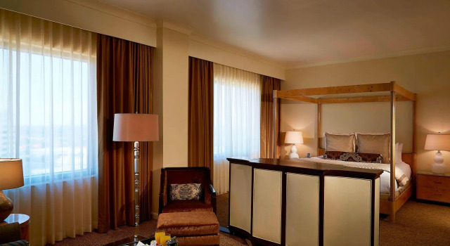 Люкс с 2 комнатами Renaissance Dallas Addison