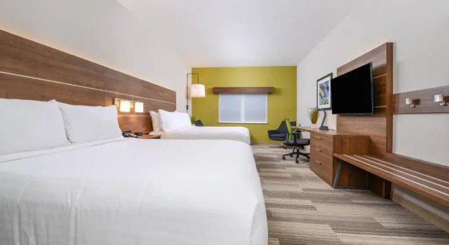 Четырёхместный номер Standard Holiday Inn Express & Suites - St. Petersburg - Madeira Beach by IHG