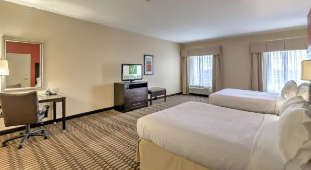 Четырёхместный люкс Holiday Inn North Quail Springs by IHG