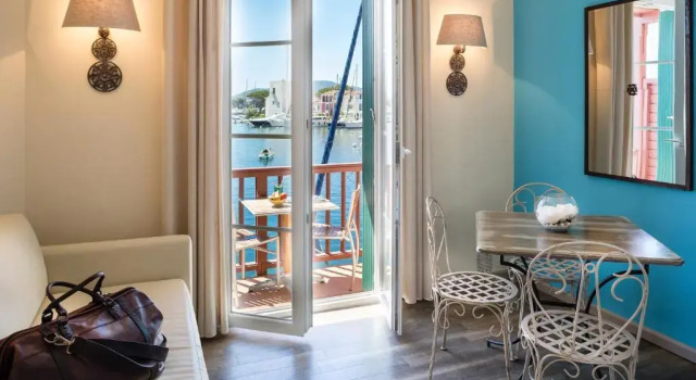 Номер Prestige с балконом и с видом на гавань Hotel Le Suffren Golfe de Saint Tropez