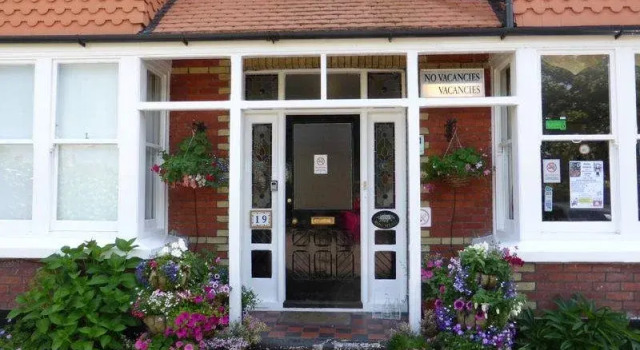 Rosemead Guest House, Забронировать Гостевой дом Хорли Западный Суссекс, рядом с Lets Race
