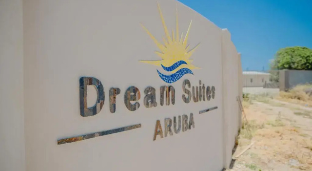 Huge 4-bedroom Apartment 2 km From Eagle Beach