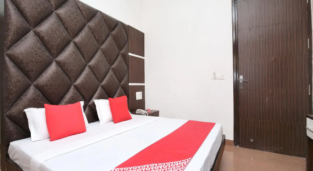 OYO 15863 Hotel Royal Vij
