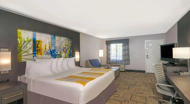 Двухместный люкс Days Inn by Wyndham Asheville Downtown North