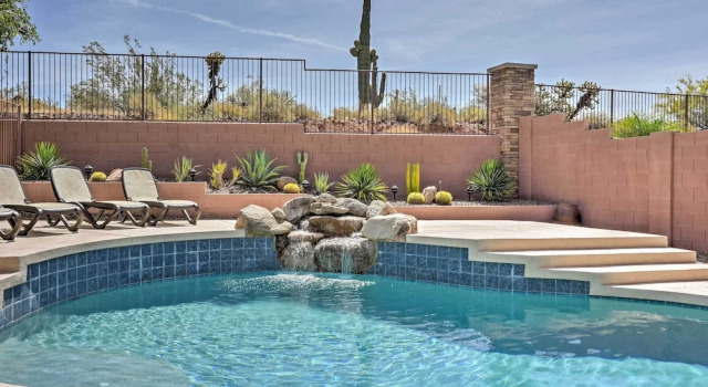 Коттедж с 5 комнатами с балконом North Phoenix Home w/ Pool: Hike, Swim & Shop!