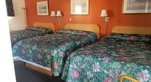 Шестиместный номер Standard Town House Motel Inc