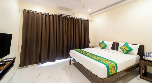 Номер Standard с балконом Treebo Grand Royale Eco Residency with Pool