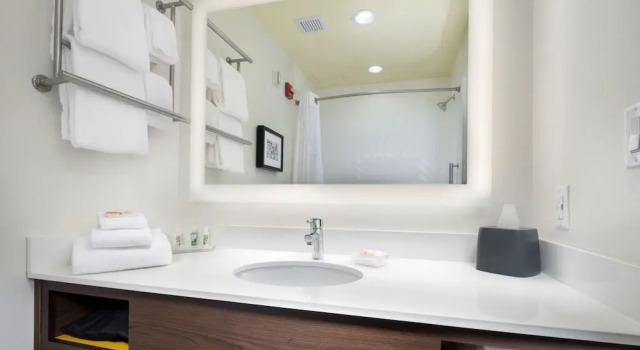 Четырёхместный номер Standard с балконом Holiday Inn & Suites Arden - Asheville Airport by IHG