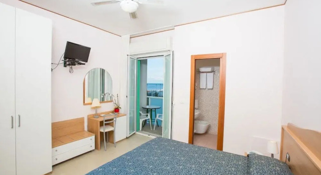 Hotel Majestic, Забронировать Отель Отели Побережья Марок 3 звезды, 3*
