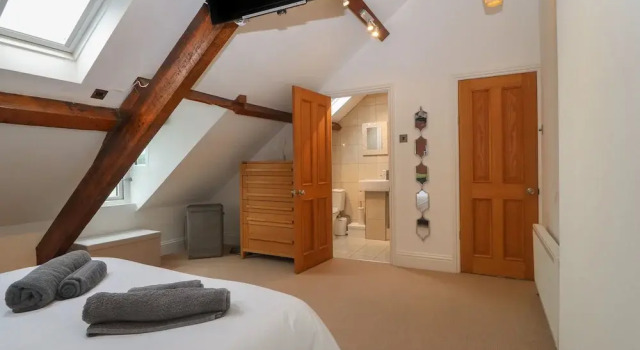 Apartment 2, Gorwel Glas
