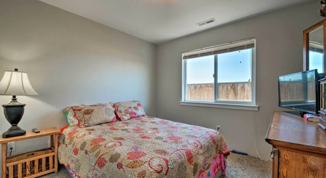 Cozy Home w/ Yard ~ 3 Mi to Downtown Medford!, 预订 酒店 梅德福 Rogue Valley