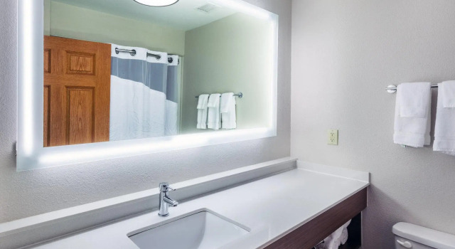 Четырёхместный номер Standard Holiday Inn Express Hotel and Suites Jenks by IHG