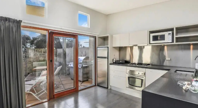 Hearns Beachside Villa 3, Prenota Villa Port Fairy Victoria