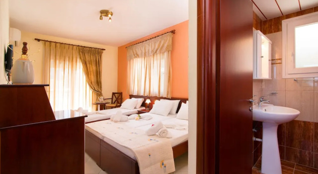 Трёхместный номер Standard с балконом Hotel Diamond