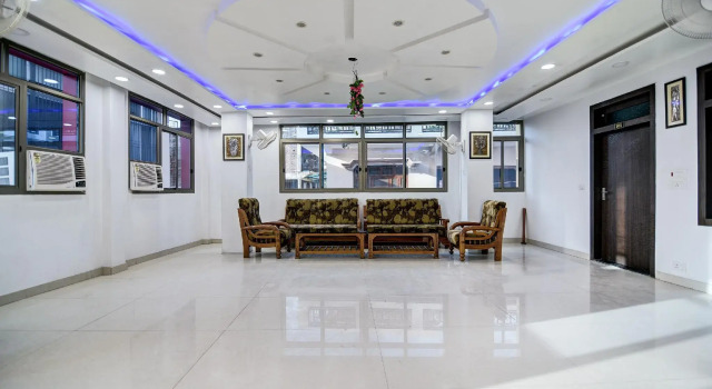 Capital O 38853 S Sumangalam Palace, Забронировать Отель Султанпур штат Уттар-Прадеш, рядом с Железнодорожная станция Султанпур