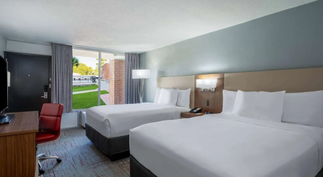 Четырёхместный номер Standard с видом на сад Wyndham Garden Columbia-Ft Jackson