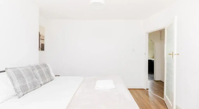 Quality Contractor House in Lulworth Solihull 4 Bedrooms Separate Beds with Parking and Wifi also good for families, Varaa Hotelli Birmingham West Midlands