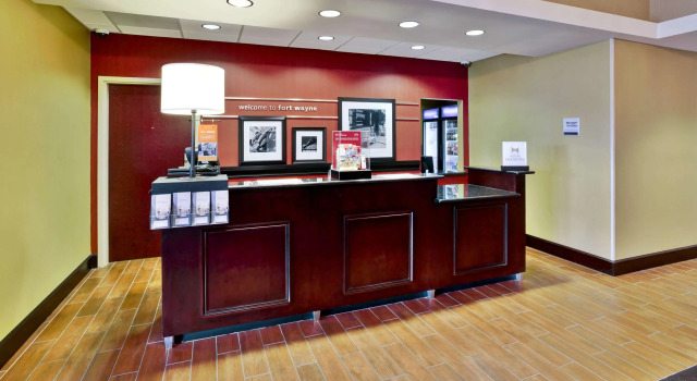 Hampton Inn Ft Wayne, Забронировать Отель Отели Форт-Уэйн с парковкой, рядом с Parkview Women's &amp; Children's Hospital, Парковка