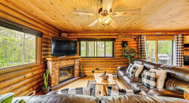 Hot Tub & Fire Pit: Albrightsville Log Cabin!, Boek Vakantiehuis Albrightsville Carbon County
