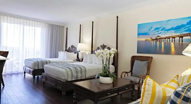Четырёхместный номер Deluxe с балконом и с видом на озеро Inn at Pelican Bay